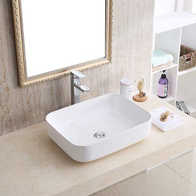 Phòng tắm hiện đại hình chữ nhật trên quầy Chén gốm màu trắng Thủy lụa