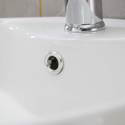 Chống va chạm trên quầy bồn rửa sứ trắng cho phòng tắm