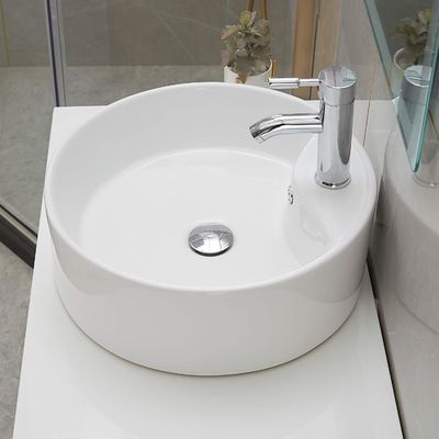 Chống va chạm trên quầy bồn rửa sứ trắng cho phòng tắm